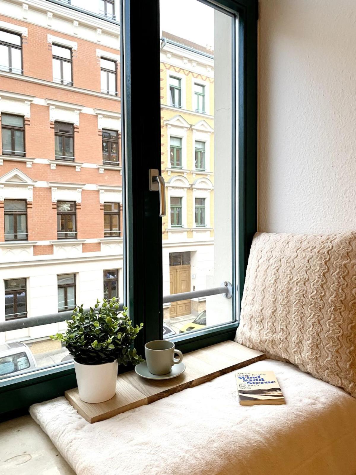 Modern & Spacious In Supreme Location Apartment *
